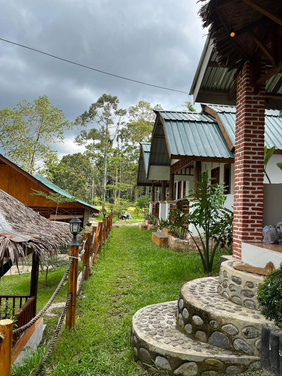 Asim Paris Guesthouse & Jungle Trekking Bukit Lawang Exterior photo